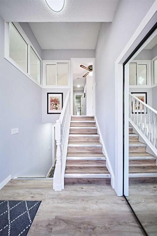 1371 BERKLEY Drive NW, Calgary — photo 5 of 29