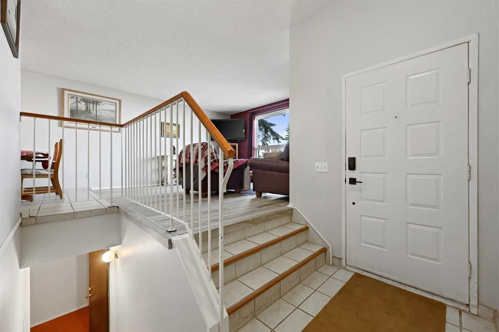 7 Falbury Crescent NE, Calgary — photo 4 of 40