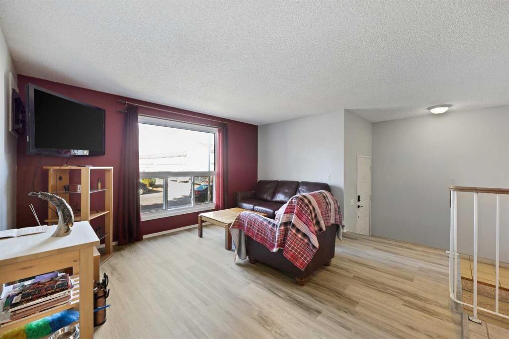 7 Falbury Crescent NE, Calgary — photo 5 of 40