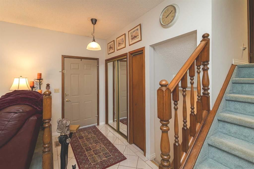47 Woodford Crescent SW, Calgary — photo 3 of 39