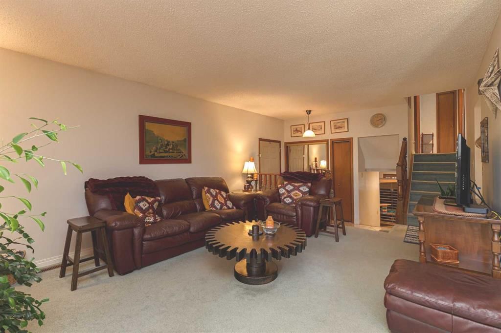 47 Woodford Crescent SW, Calgary — photo 4 of 39