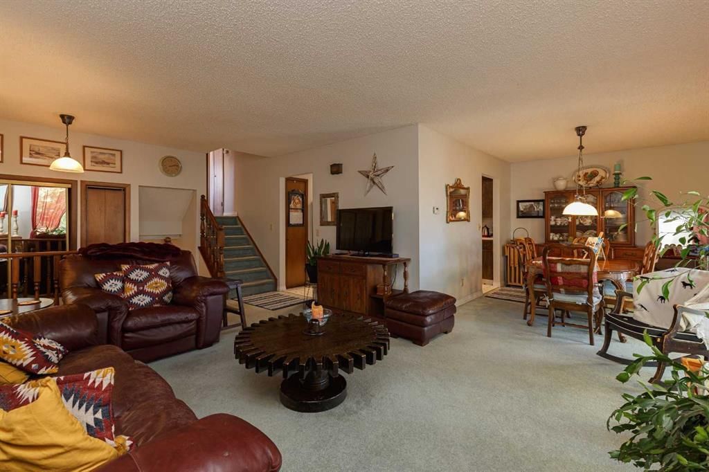 47 Woodford Crescent SW, Calgary — photo 5 of 39