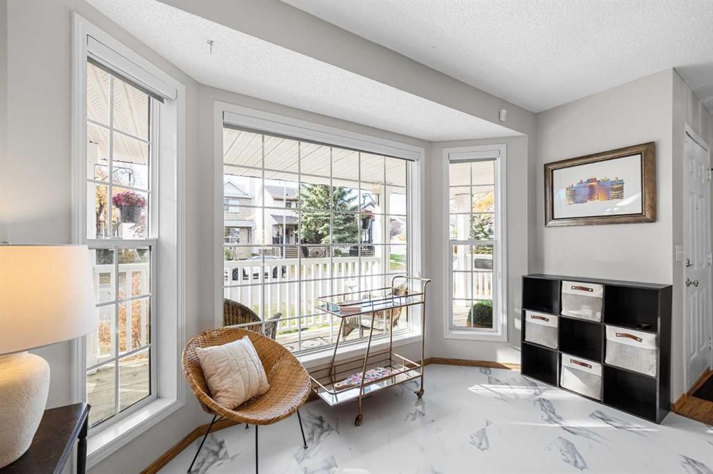 92 Hidden Spring Place NW, Calgary — photo 4 of 44