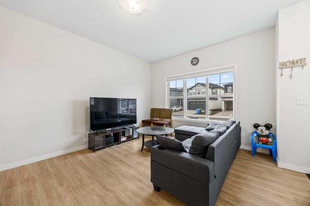 288 Cornerbrook Drive NE, Calgary — photo 4 of 34