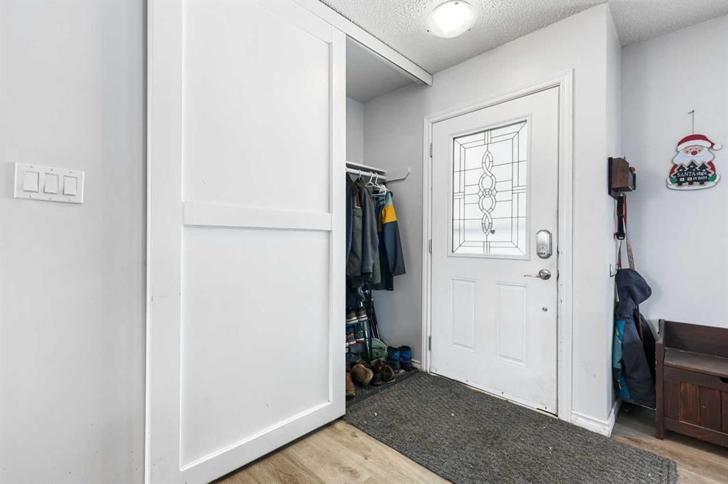 144 Flavelle Road SE, Calgary — photo 5 of 29