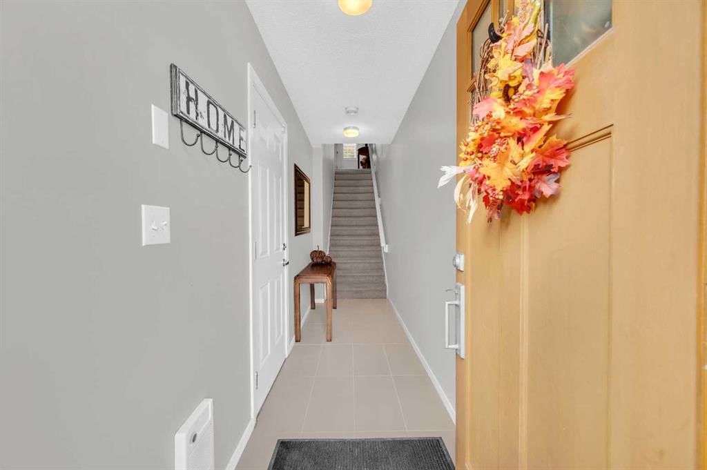 426 Ascot Circle SW, Calgary — photo 4 of 34