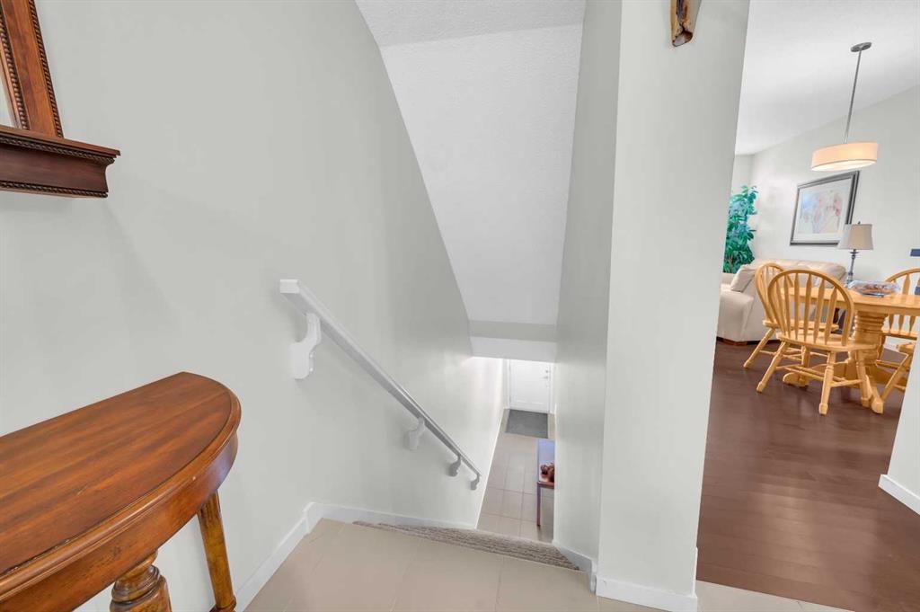 426 Ascot Circle SW, Calgary — photo 5 of 34