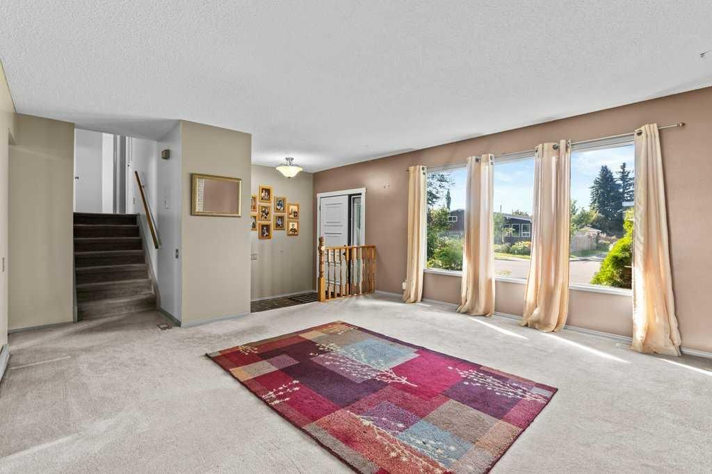 4724 Rundlehorn Drive NE, Calgary — photo 4 of 42