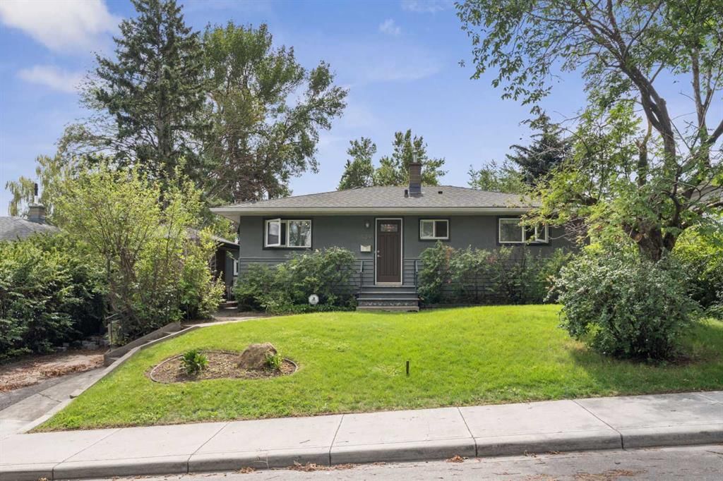 439 Hendon Drive NW, Calgary — photo 5 of 44