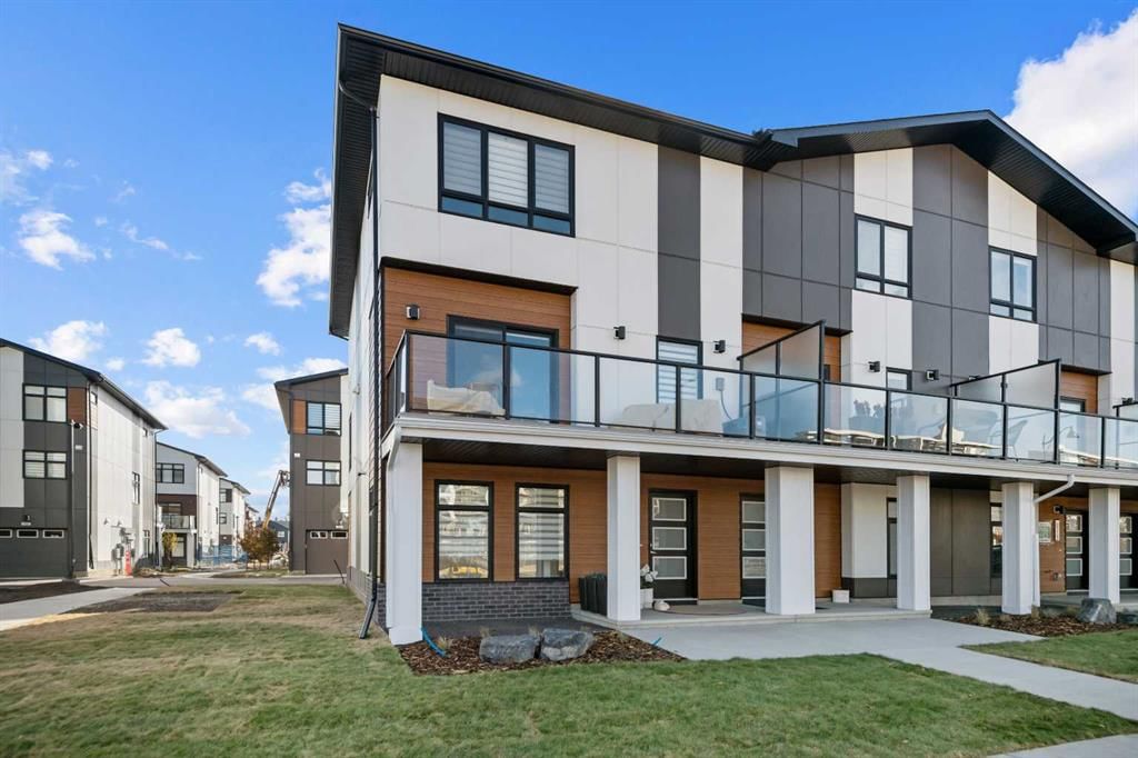 8305 8 Avenue SW, Calgary — main listing photo