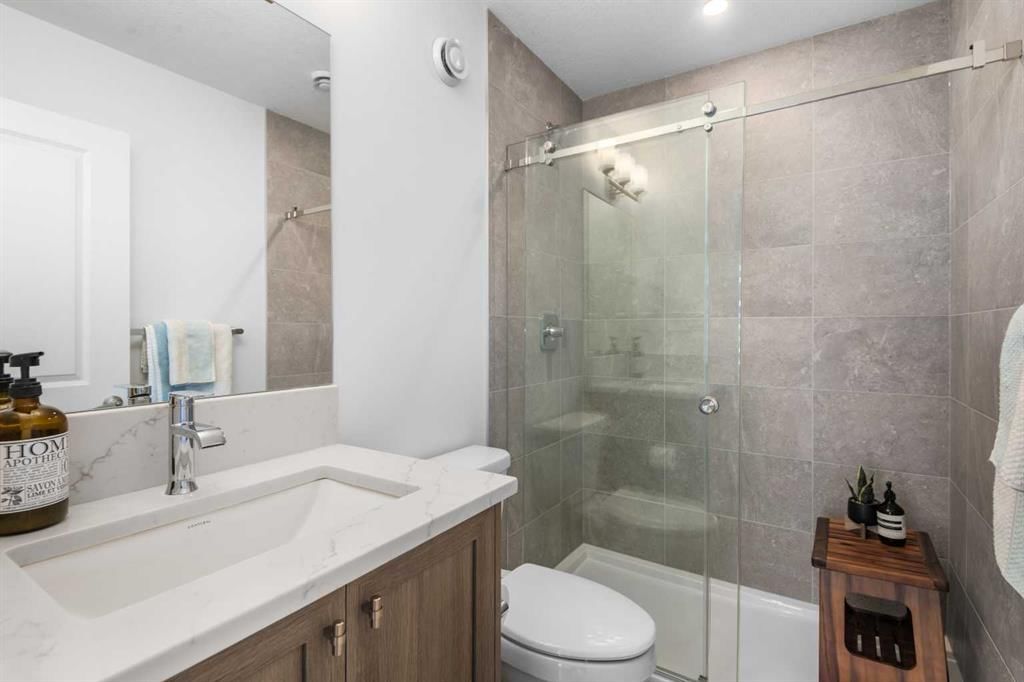 8305 8 Avenue SW, Calgary — photo 5 of 38