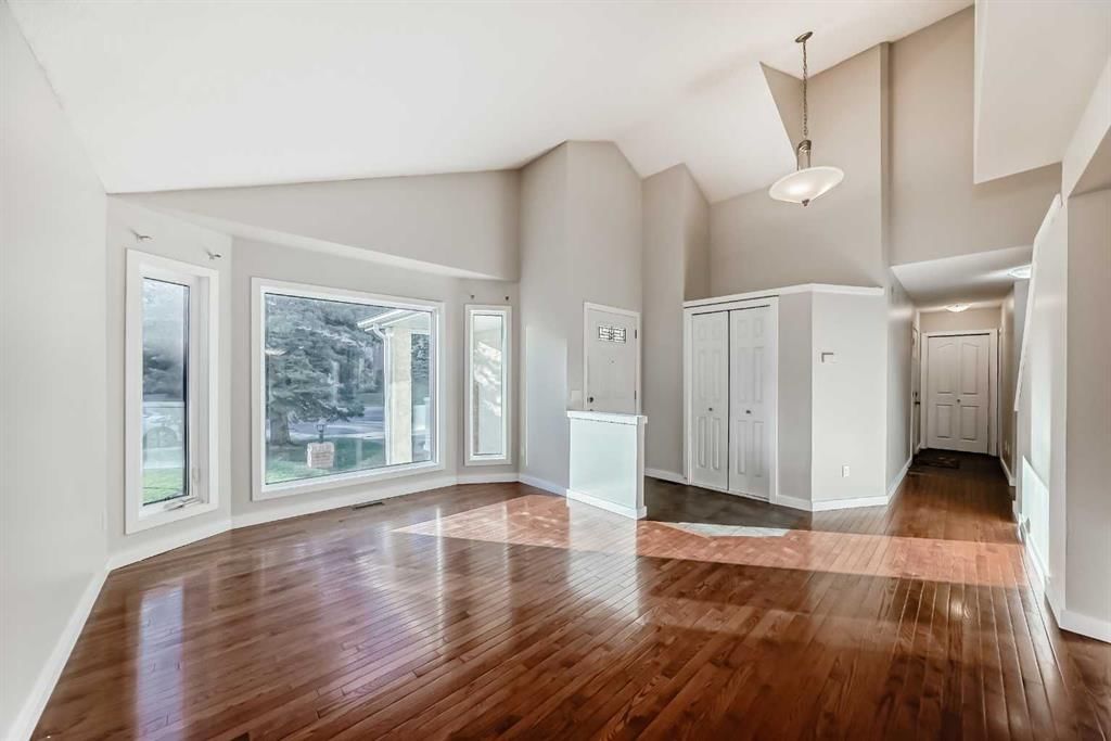 2740 Signal Hill Drive SW, Calgary — photo 4 of 31