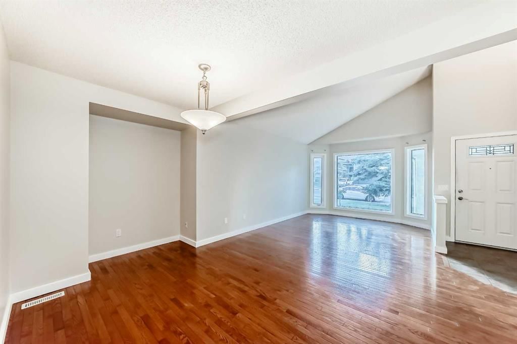 2740 Signal Hill Drive SW, Calgary — photo 5 of 31