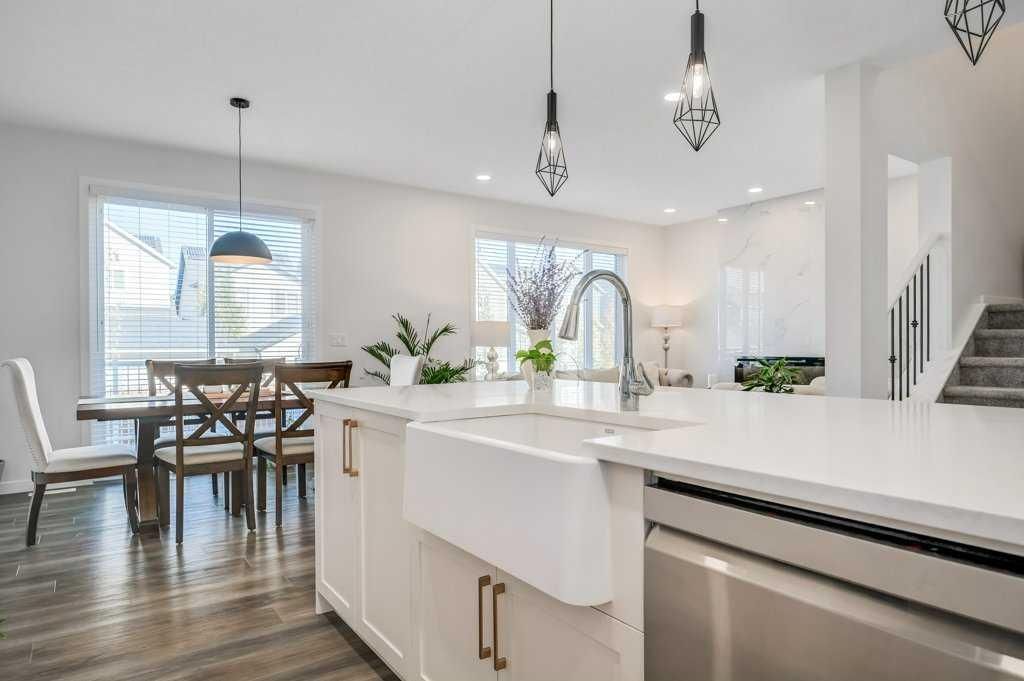 240 Magnolia Heath SE, Calgary — photo 5 of 39