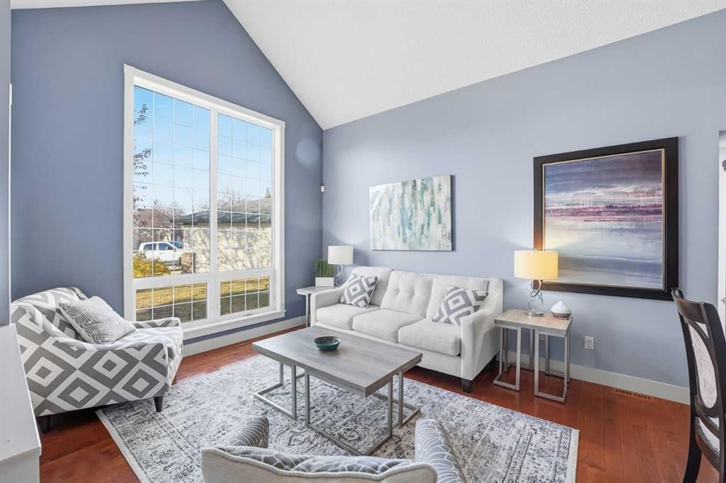 137 Sceptre Court NW, Calgary — photo 4 of 47