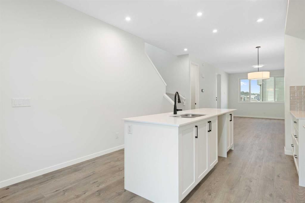 103 Royston Way NW, Calgary — photo 2 of 43