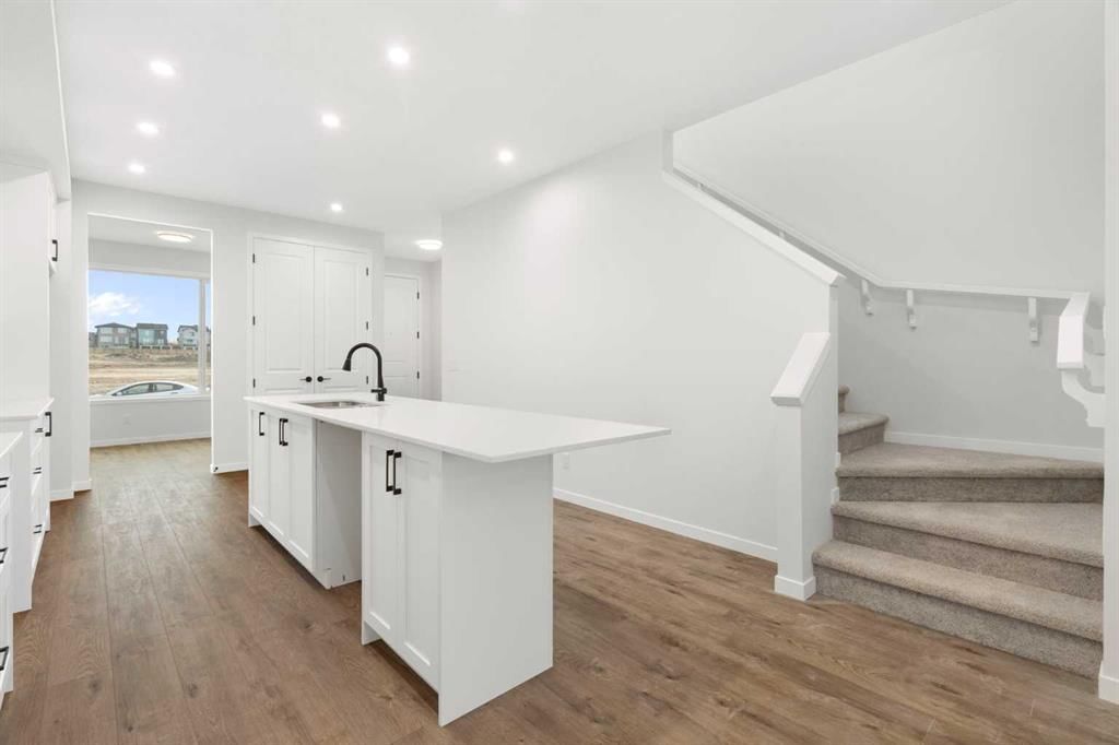103 Royston Way NW, Calgary — photo 4 of 43