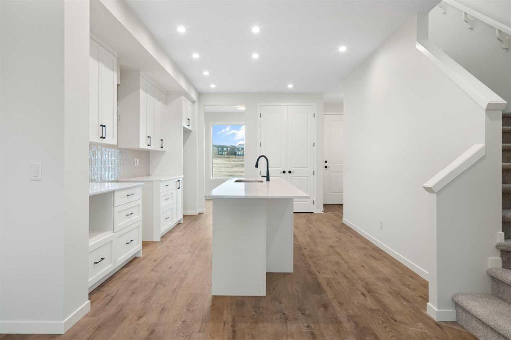 103 Royston Way NW, Calgary — photo 5 of 43