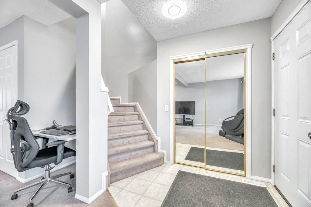 17 Taravista Way NE, Calgary — photo 5 of 41