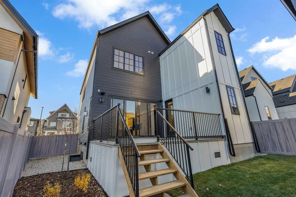 330 Normandy Drive SW, Calgary — photo 3 of 49