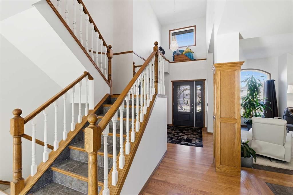 19 Sceptre Close NW, Calgary — photo 4 of 44