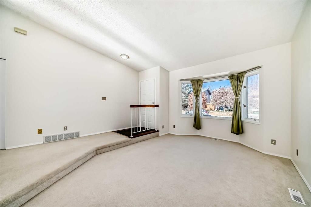 172 Sunvale Crescent SE, Calgary — photo 4 of 40