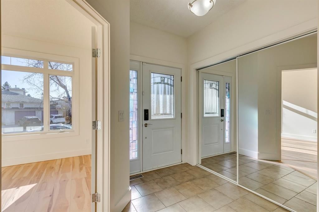 2340 24 Avenue NW, Calgary — photo 4 of 34