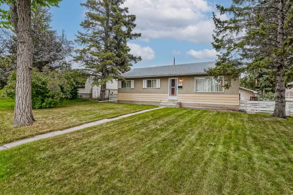 4928 45 Street SW, Calgary — photo 2 of 50