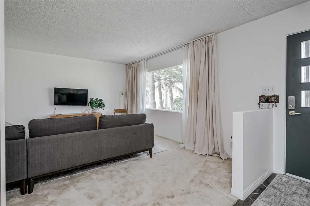 4928 45 Street SW, Calgary — photo 4 of 50