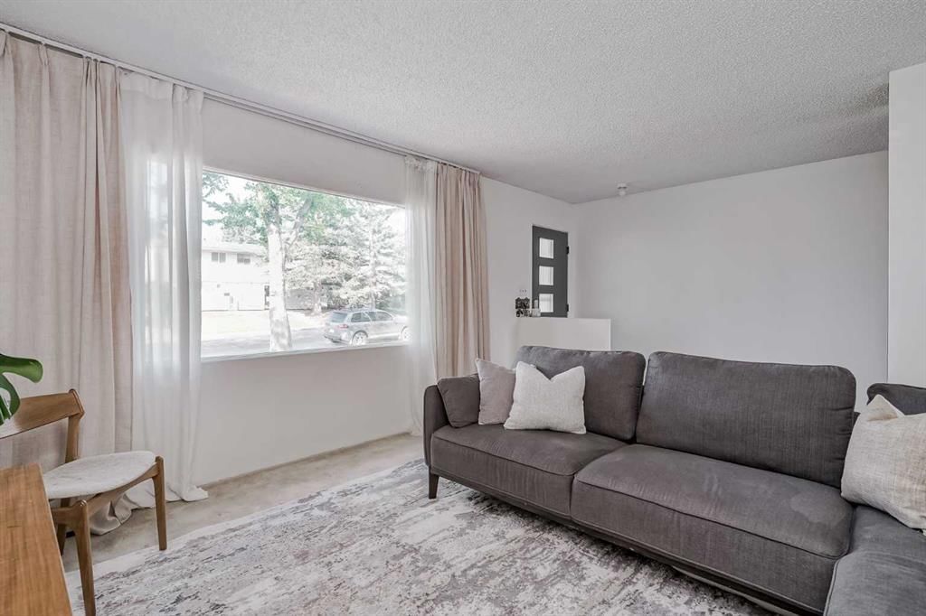 4928 45 Street SW, Calgary — photo 5 of 50