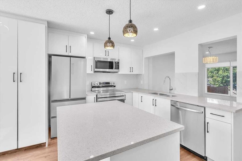 99 Shawmeadows Close SW, Calgary — photo 3 of 37