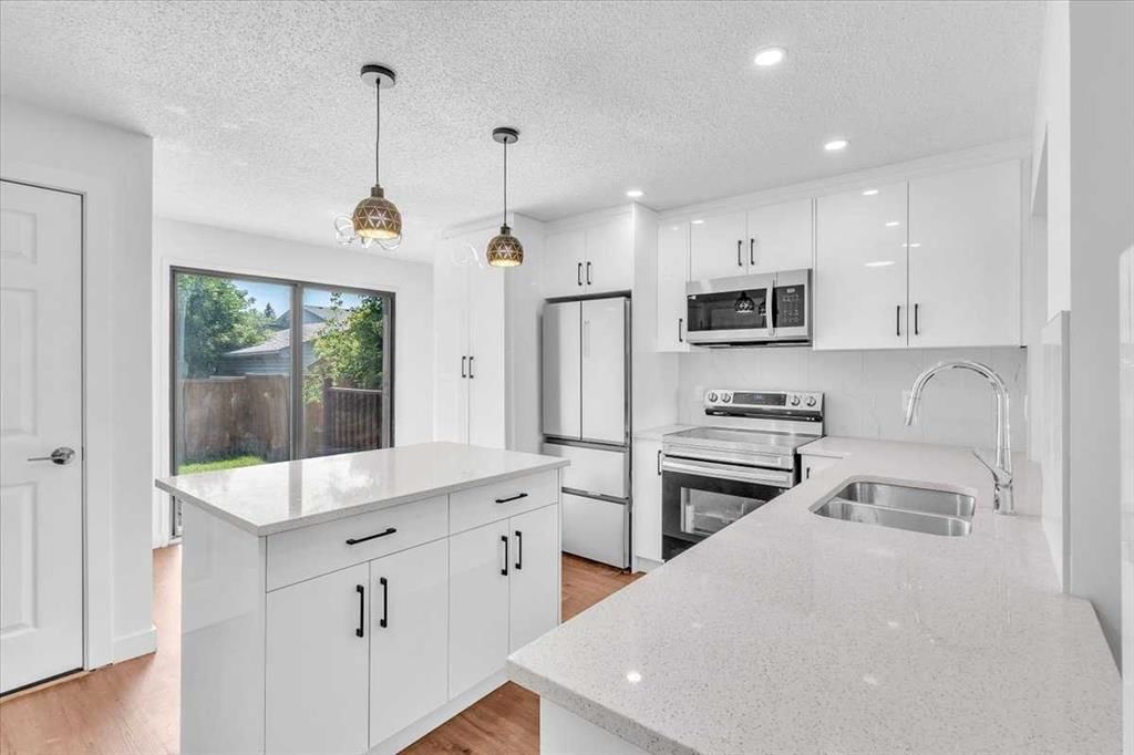 99 Shawmeadows Close SW, Calgary — photo 4 of 37
