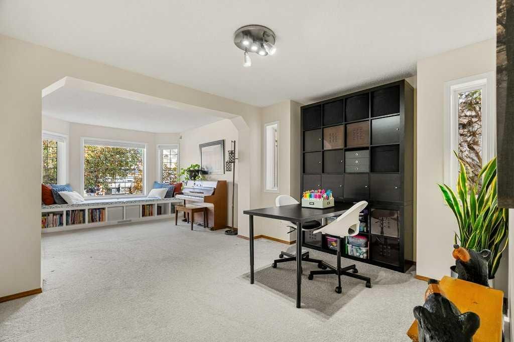 151 Mt Gibraltar Heights SE, Calgary — photo 3 of 50