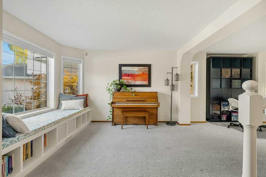 151 Mt Gibraltar Heights SE, Calgary — photo 5 of 50