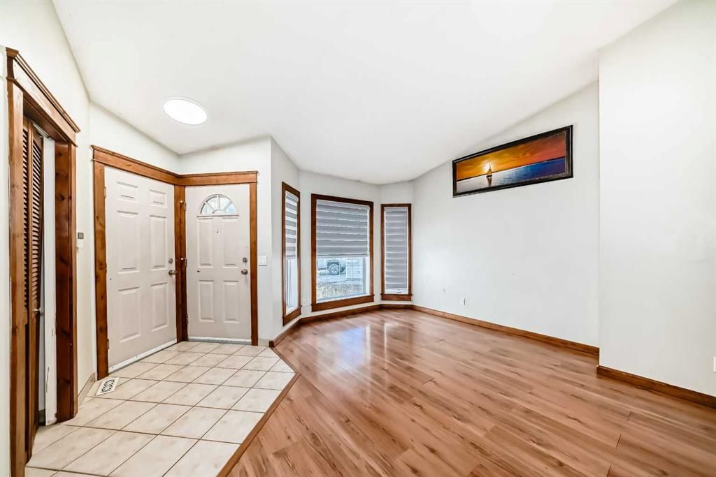 323 Appleglen Place SE, Calgary — photo 3 of 29