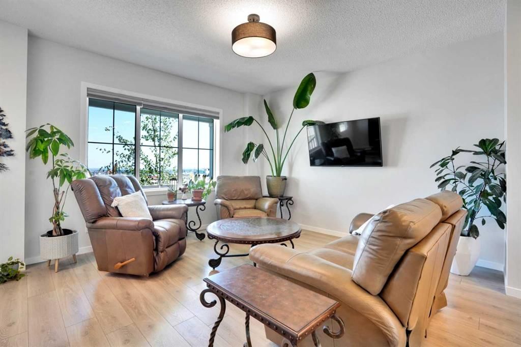 15117 37 Street SW, Calgary — photo 3 of 44