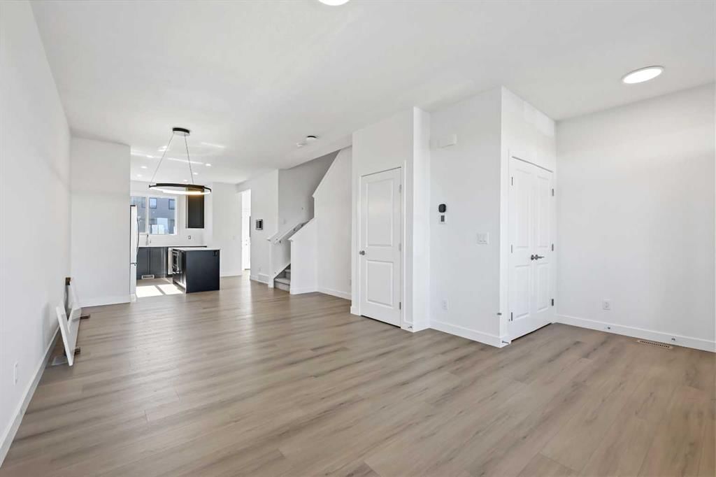 7039 Rangeview Avenue SE, Calgary — photo 2 of 17