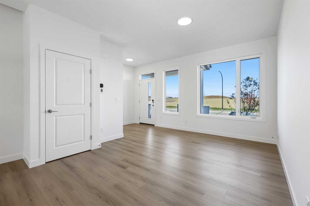 7039 Rangeview Avenue SE, Calgary — photo 3 of 17