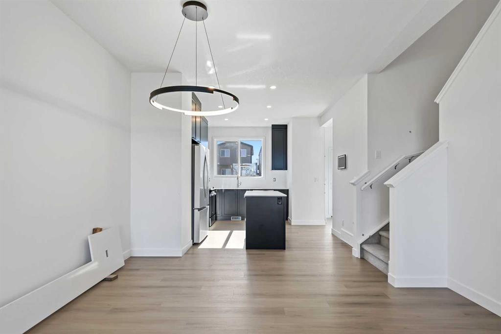 7039 Rangeview Avenue SE, Calgary — photo 4 of 17