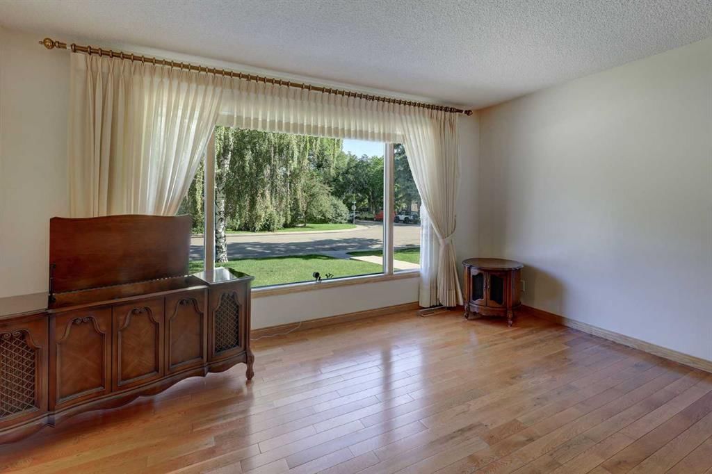 1731 46 Avenue SW, Calgary — photo 4 of 37