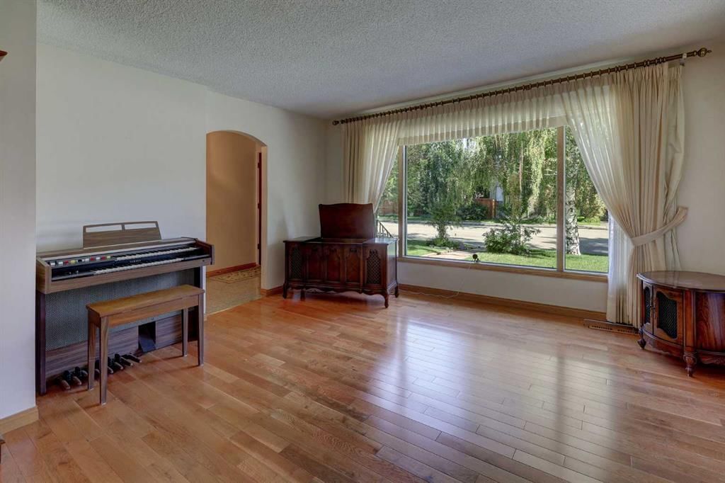 1731 46 Avenue SW, Calgary — photo 5 of 37