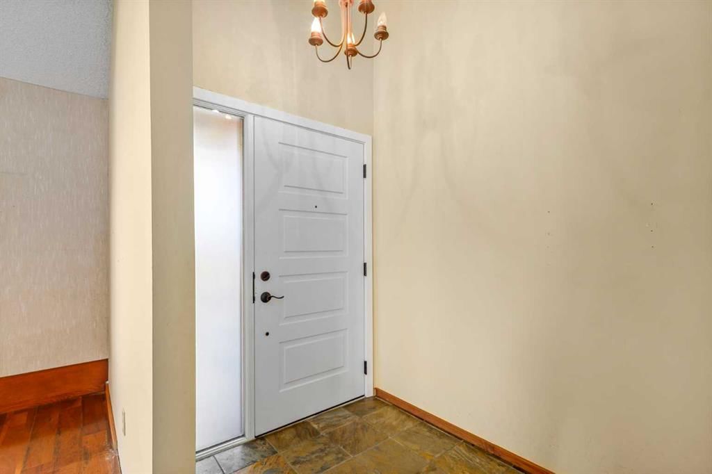135 Oakfern Way SW, Calgary — photo 4 of 49