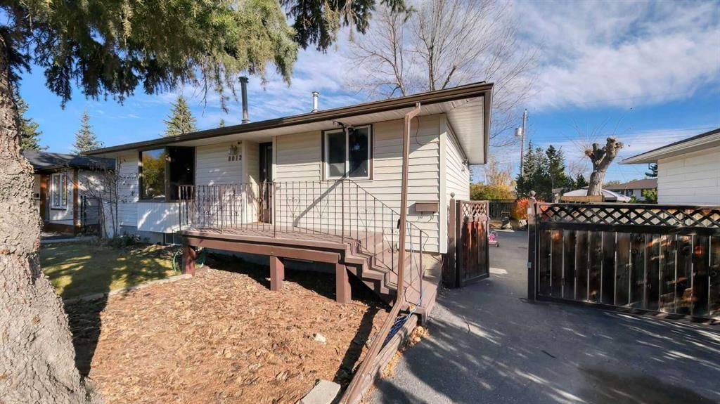 8012 36 Avenue NW, Calgary — photo 4 of 33