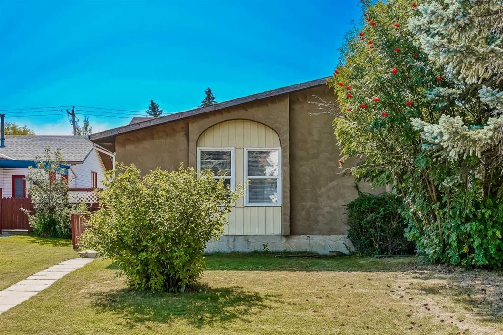 13 Rundlelawn Court NE, Calgary — photo 2 of 27