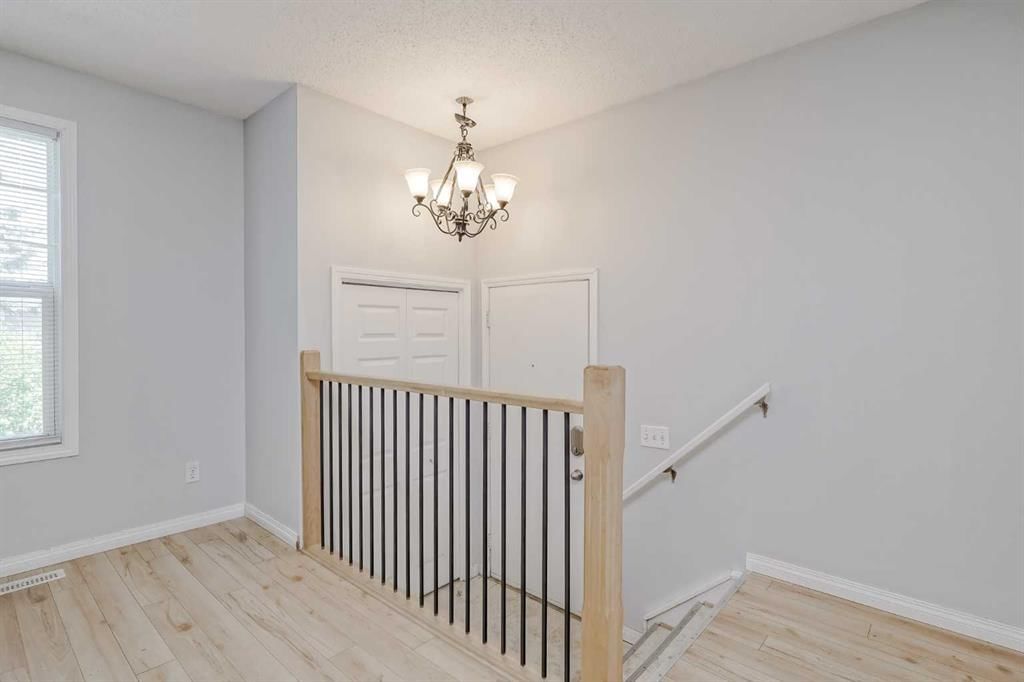 13 Rundlelawn Court NE, Calgary — photo 3 of 27