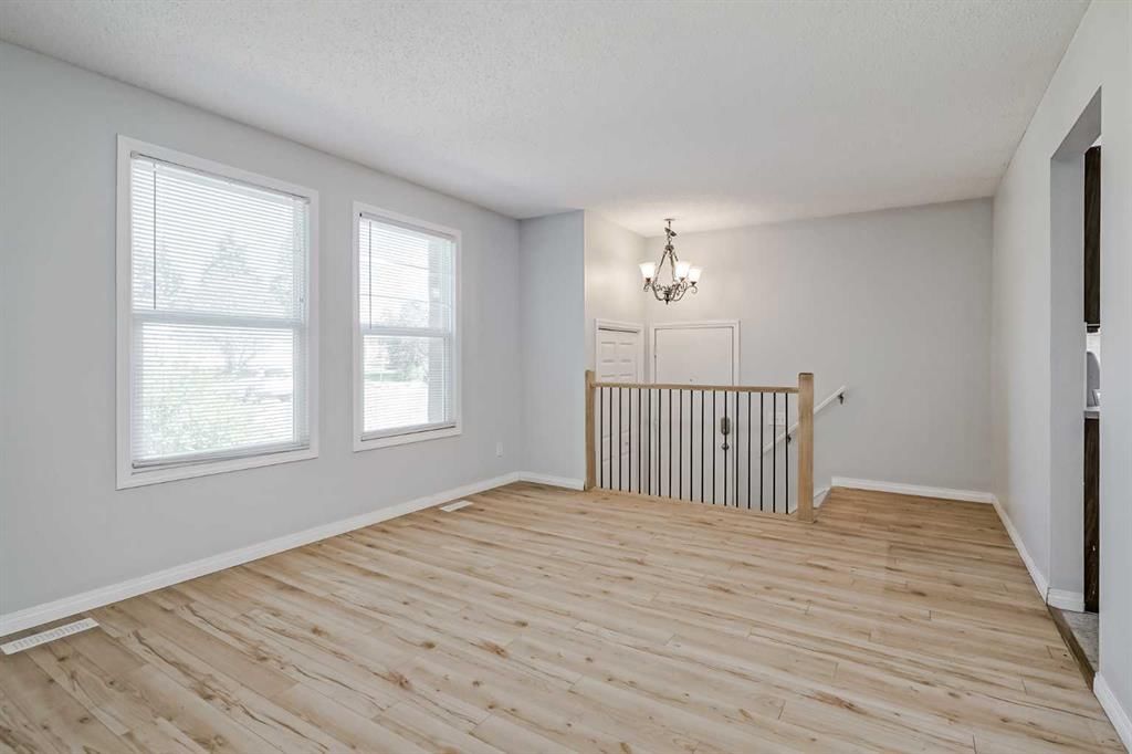13 Rundlelawn Court NE, Calgary — photo 4 of 27
