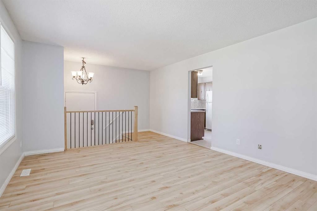 13 Rundlelawn Court NE, Calgary — photo 5 of 27