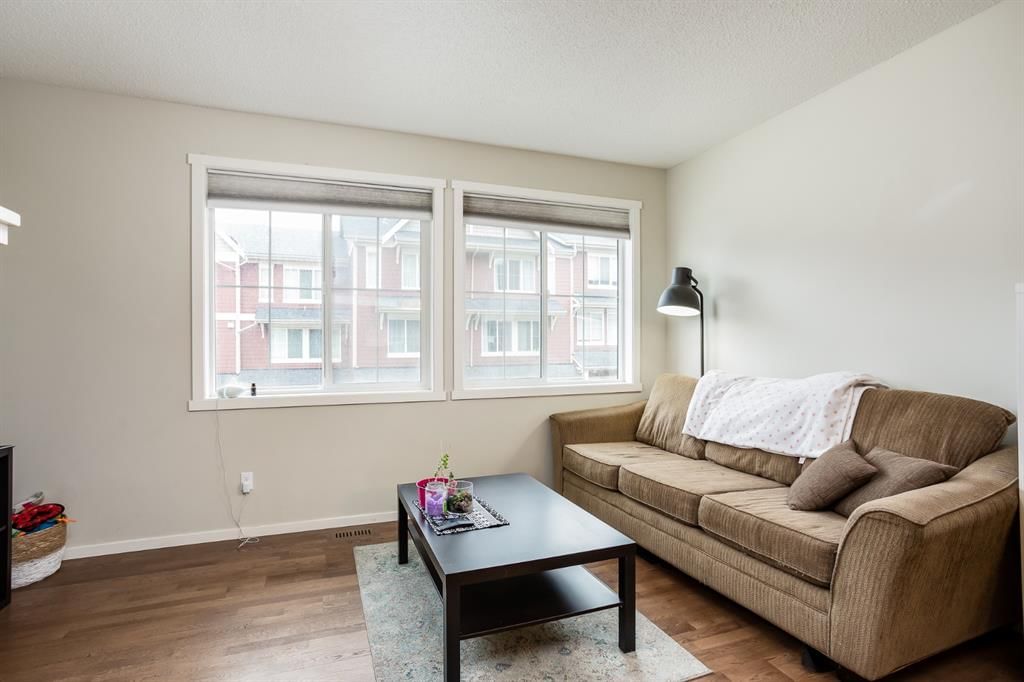 29 Kinlea Common NW, Calgary — photo 3 of 17