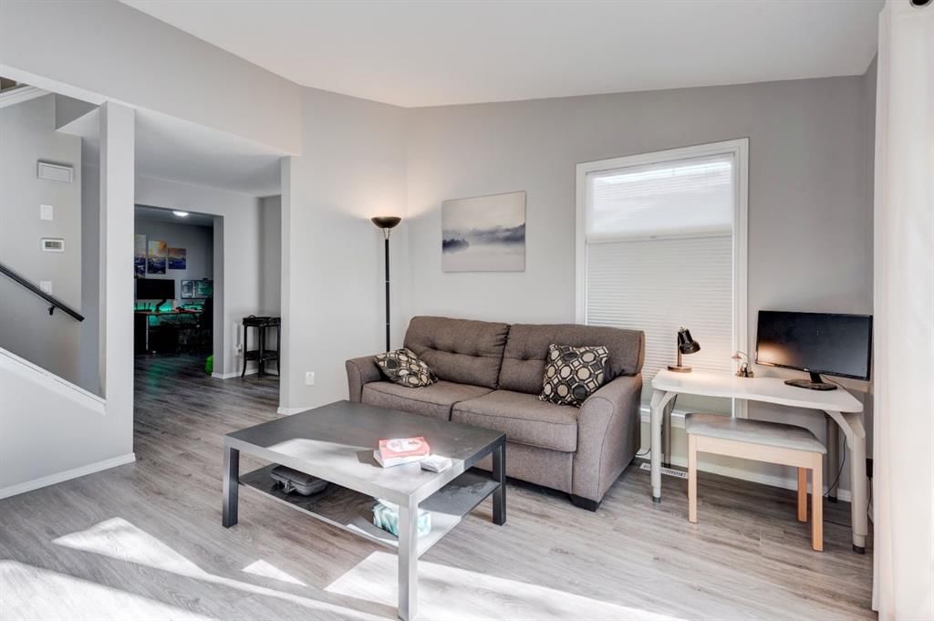 19 Woodglen Grove SW, Calgary — photo 4 of 31