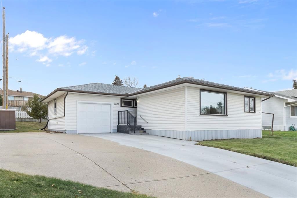 6023 Thornbank Drive NW, Calgary — photo 4 of 50